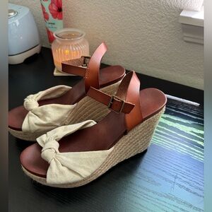 Mía Wedge knot sandal